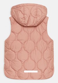 Padded vest w kolorze kurzem różowym z kapturem, z pikowanym wzorem i białym prostokątnym akcentem na dolnym brzegu. Gładka tekstura.