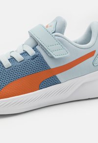 Puma FLYER RUNNER V PS - Cestná bežecká obuv - blue horizon/frosted dew/flame flicker