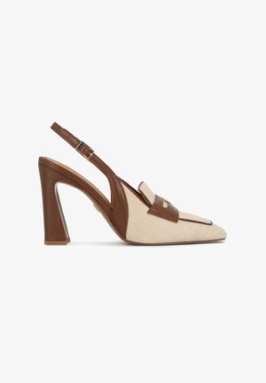Slingback højhælet sko med et tekstureret beige stofoverflade og brune læderdetaljer, med spids snude og chunky hæl.