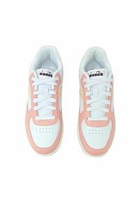 Scarpe da ginnastica bianche e rosa realizzate in materiale sintetico, con colletto imbottito, chiusura con lacci e punta perforata per ventilazione.