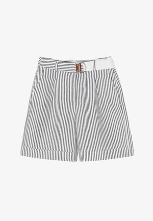 Stripede shorts i hvid og mørkegrå med et plisseret design, opkrøllede kanter og en brun læderrem-sløjfe.