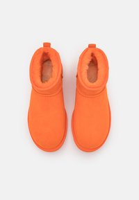 UGG CLASSIC ULTRA MINI - Botas de inverno - orange soda
