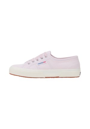 Sneaker in tela rosa chiaro con suola in gomma bianca, lacci bianchi e piccola etichetta con logo Superga sul lato.