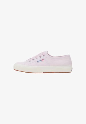 Sneaker in tela rosa chiaro con suola in gomma bianca, lacci bianchi e piccola etichetta con logo Superga sul lato.