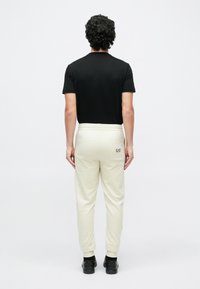 EA7 Emporio Armani TRAIN LOGO SERIES - Tepláky - fog