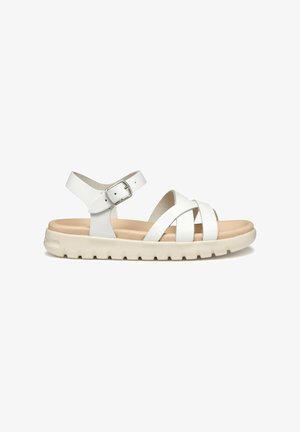 Sandali bianchi in pelle con cinturino alla caviglia, fasce incrociate e una suola beige imbottita con un design testurizzato e scanalato.