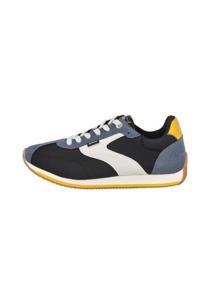 Zapatilla con una mezcla de materiales sintéticos en azul, negro y blanco; presenta una suela de goma texturizada y acentos amarillos en el talón y la suela.