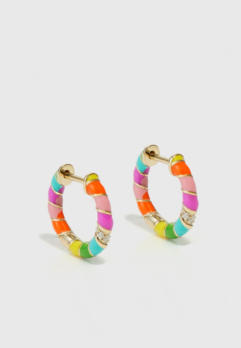 Färgglada hoopörhängen i metall med en glansig yta. De har segment i rosa, orange, grön och blå, samt guldaccenter.