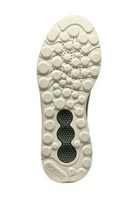 Suola di scarpa in gomma bianca con texture a puntini e sezioni perforate per traspirabilità, con logo "GEOX" vicino al bordo inferiore.
