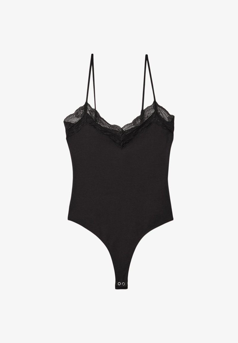 Un bodysuit noir avec des détails en dentelle, des bretelles spaghetti réglables et une coupe string. Il présente une texture lisse et une fermeture à pression au bas.