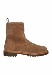 Botas de tobillo de ante marrón con punta redonda, costuras en contraste y suela de goma texturizada. Cuenta con una lengüeta en la parte posterior para facilitar su colocación.