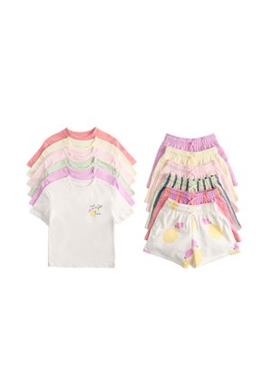 Stapel von sechs pastellfarbenen T-Shirts mit kurzen Ärmeln und sechs Paar elastischer Taillen-Shorts in verschiedenen Mustern und Farben auf weißem Hintergrund.