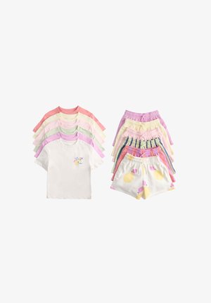 Stapel von sechs pastellfarbenen T-Shirts mit kurzen Ärmeln und sechs Paar elastischer Taillen-Shorts in verschiedenen Mustern und Farben auf weißem Hintergrund.