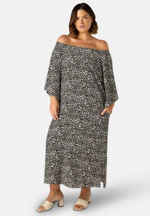 Sort og beige off-the-shoulder maxikjole med løs pasform, trekvartærmer og et abstrakt print; har sidelommer.
