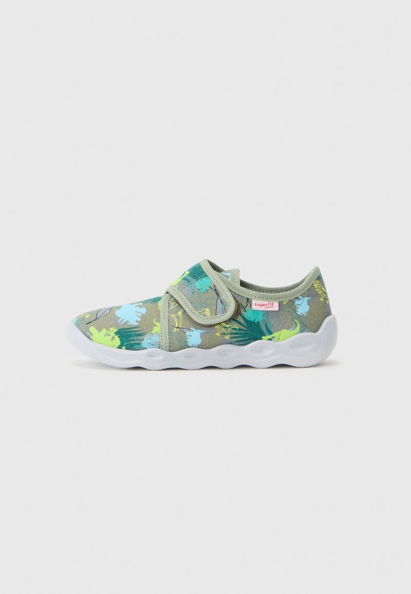 Zielone wsuwane buty z fakturowaną cholewką, zdobioną niebieskim i żółtym kwiatowym wzorem oraz białą gumową podeszwą. Regulowany pasek.