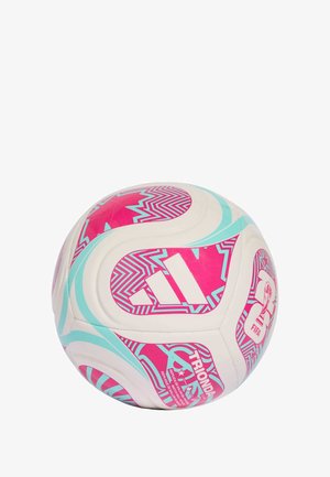 Witte voetbal met roze en turquoise geometrische patronen, met het Adidas-logo en FIFA-branding, gladde textuur.
