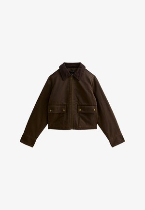 Veste courte marron en tissu solide, dotée d'un col en velours côtelé marron foncé, d'un zip central et de deux poches avant à rabat avec des boutons dorés.