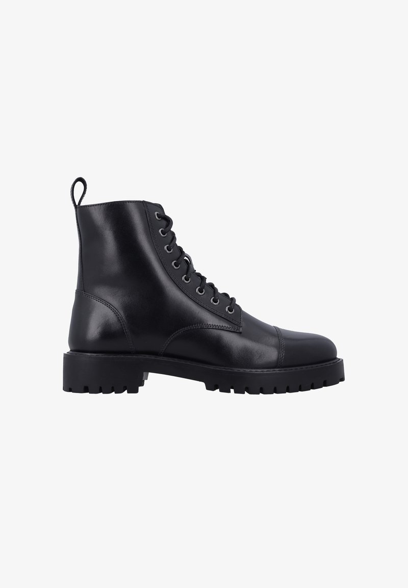 Zwarte leren enkelboots met een ronde neus, vetersluiting en een robuuste zool. Voorzien van een aantreklipje op de hiel voor gemakkelijk aan- en uittrekken.