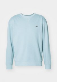 Sudadera de color azul claro con mangas largas, cuello redondo y puños acanalados. Presenta un pequeño logo negro de "Lee" en el área del pecho izquierdo. Textura suave.