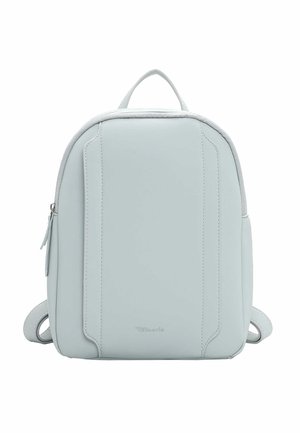 Zaino in pelle azzurro chiaro con texture liscia, bordi arrotondati, manico superiore e spallacci regolabili. Presenta un logo discreto.