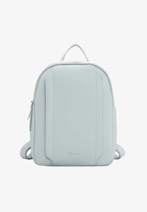 Lichtblauwe leren rugzak met een gladde textuur, afgeronde hoeken, een bovenhandvat en verstelbare schouderbanden. Voorzien van een subtiel logo.