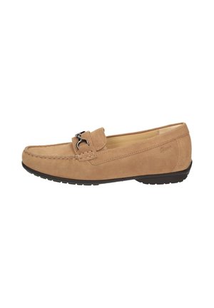 Hellbrauner Wildleder-Loafer mit schwarzer Gummisohle und silberner dekorativer Schnalle oben, seitlich dargestellt.
