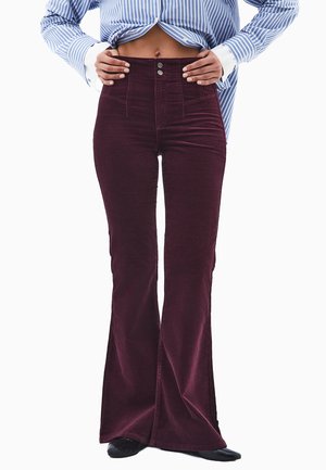 Bordeaux corduroy flared broek met een hoge taille, voorzien van zijzakken en een sluiting met twee knopen, gestructureerd en aansluitend bij de taille.