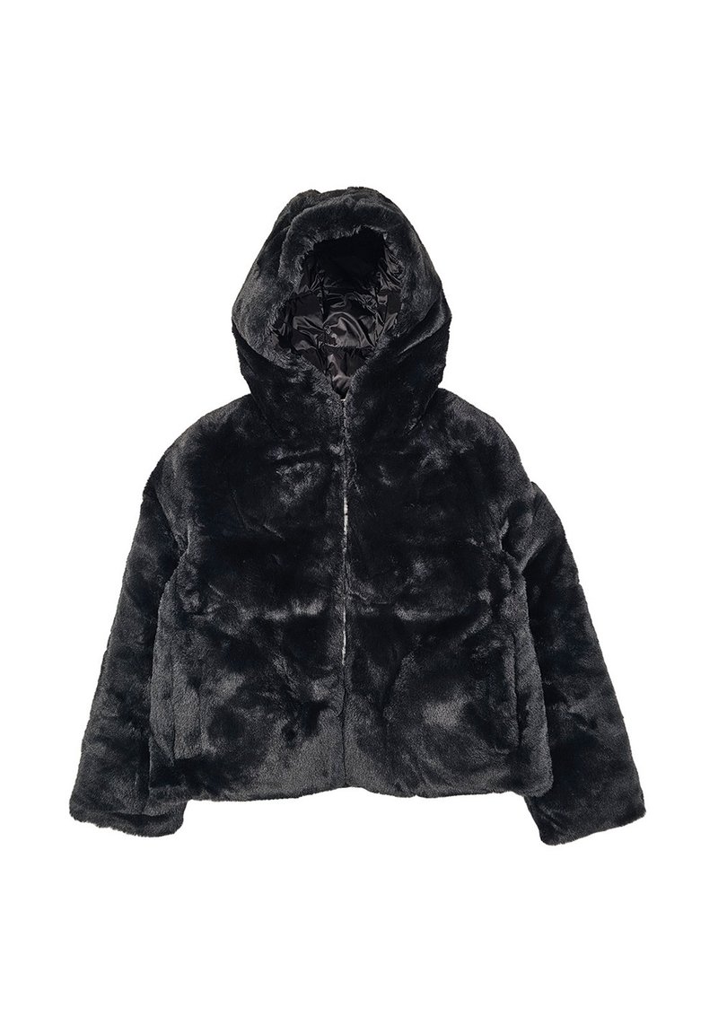 Giacca nera in pelliccia sintetica con cappuccio, zip frontale e maniche lunghe, stesa su uno sfondo bianco.