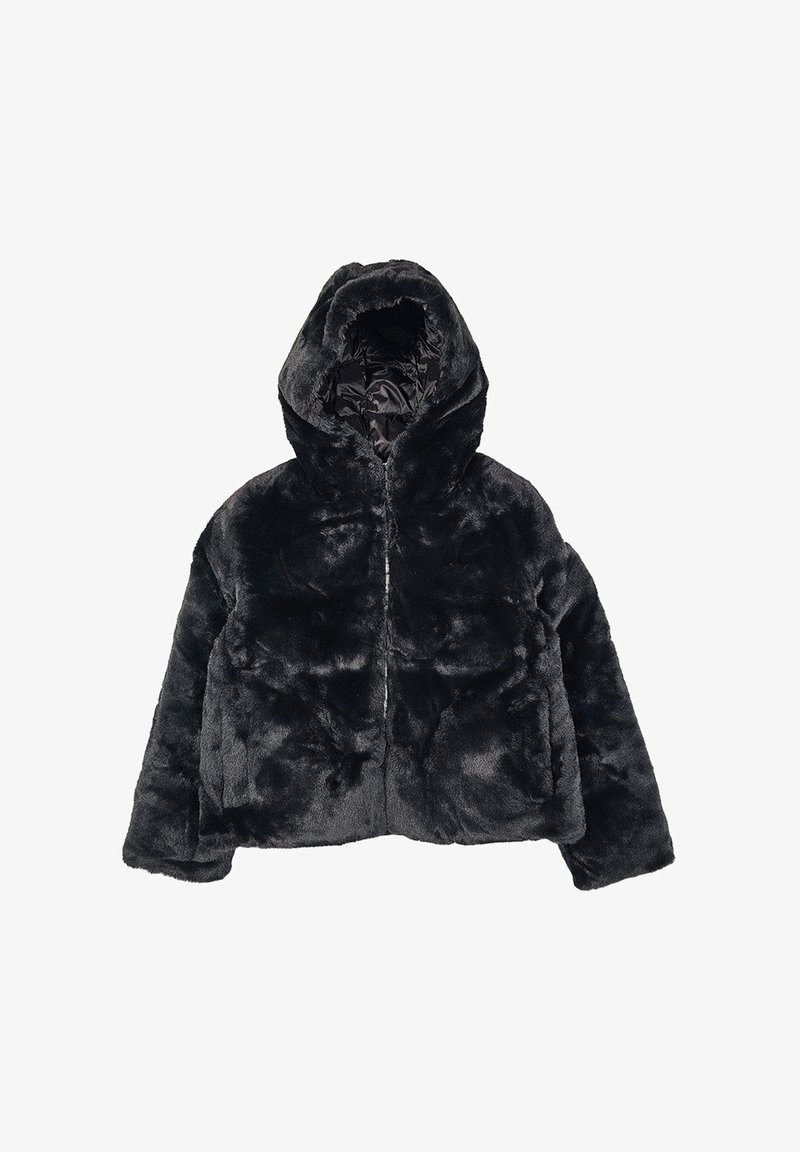 Giacca nera in pelliccia sintetica con cappuccio, zip frontale e maniche lunghe, stesa su uno sfondo bianco.