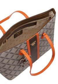 Tote bag van grijze canvas met een patroon, bruine leren accenten, oranje handvatten en een decoratieve sleutelhanger. Binnenin met een ritsvak.