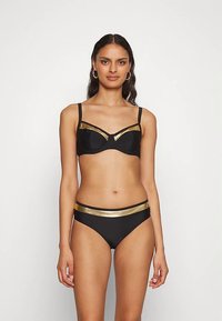 Set de bikini negru cu bralette cu accente aurii și slip cu talie joasă asortat. Confecționat din țesătură netedă cu un design elegant.