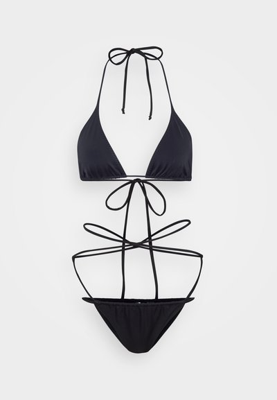 Mustikka-bikini, jossa on kolmionmuotoinen yläosa ja säädettävät nauhat kaulassa ja selässä. Alaosa sisältää ohuet, ristikkäin kulkevat sivunauhat.