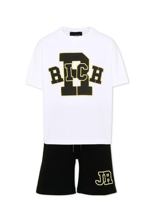 T-shirt bianca a maniche corte con la scritta "RICH" e una grande "R" in nero e giallo, abbinata a pantaloncini neri con "JR" nei colori corrispondenti.