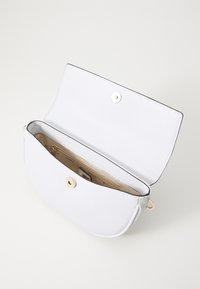 Borsa in ecopelle bianca di forma arrotondata, con hardware dorato e chiusura a pattina. L'interno presenta una fodera beige con scomparti per carte.