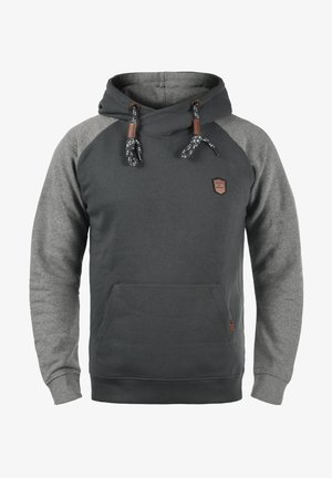 Kapuzenpullover in dunkelgrau mit hellgrauen Raglanärmeln. Mit Kordelzügen, vorderer Tasche und einem kleinen Logo-Patch auf der Brust.