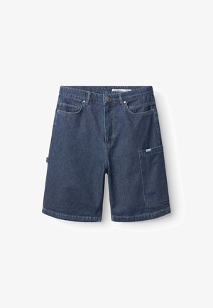 Ciemnoniebieskie szorty jeansowe o prostym kroju, wyposażone w przednie kieszenie, boczną kieszeń cargo oraz klasyczny pas z zapięciem na guzik.