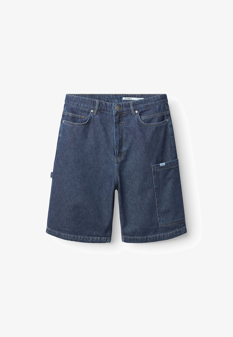 Sötétkék egyenes szárú farmer rövidnadrág, első zsebekkel, oldalsó zsebfedéllel és klasszikus derékpánttal, gombos rögzítéssel.