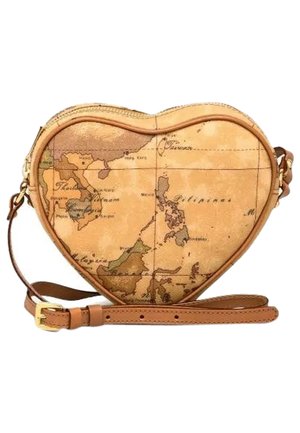 Borsa a spalla a forma di cuore con stampa della mappa. Realizzata in pelle color cuoio, presenta una chiusura a zip e una tracolla regolabile.