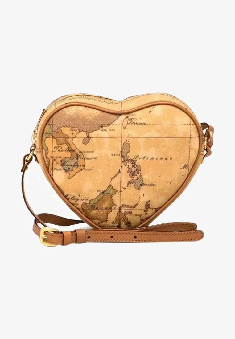 Borsa a spalla a forma di cuore con stampa della mappa. Realizzata in pelle color cuoio, presenta una chiusura a zip e una tracolla regolabile.
