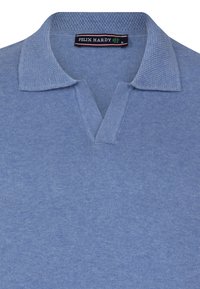 Modrá pletená polo tričko s texturovaným límečkem, designem ve tvaru V a logem "FELIX HARDY". Materiál vypadá měkce a pohodlně.