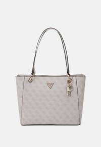 Beige tote-väska med monogrammönster, texturerat material, svarta kantdetaljer och guldhardware. Har två axelremmar och en märkescharm.