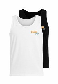Två bomullstanktops: en vit med en blå och orange "Summer Vibe"-logotyp, och en svart med en liknande logotyp i vitt och orange.