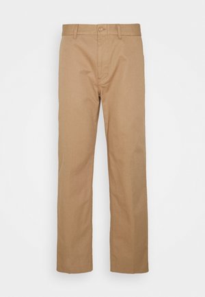 Pantalones caqui de pierna recta hechos de tela de mezcla de algodón, con cierre frontal de botones y trabillas para cinturón. Textura suave sin patrones visibles.