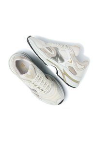 Weiße Sneakers mit einem Mesh-Obermaterial, das mit silbernen und goldenen Akzenten verziert ist, runden Schnürsenkeln und einer strukturierten Außensohle für guten Halt und Stabilität.