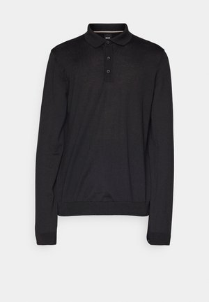 Svart langermet polo-skjorte laget av glatt stoff, med klassisk krage, tre-knaps knappelukking og ribbede mansjetter og nederkant.