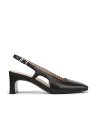 Zwarte leren slingback schoen met een spitse neus, uitsneden aan de zijkanten en een gebogen hak van gemiddelde hoogte, met een verstelbare band en een metalen gesp.