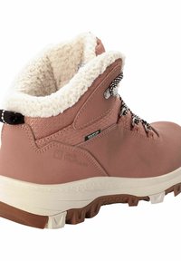 Botas de senderismo impermeables en color rosa con un suave collar de piel blanca, material superior texturizado, ojales reforzados y suela marrón rugosa con tacos de tracción.