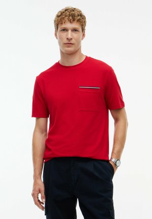 Tommy Hilfiger, TOMMY HILFIGER GLOBAL STRIPE POCKET PIQUE T-SHIRT - T-Shirt basic - medium red