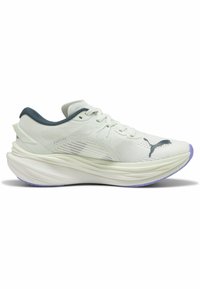 Scarpa atletica leggera in mesh bianco con finitura testurizzata. Presenta un accento grigio sul tallone e una suola viola. Logo del marchio ben visibile.