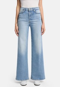 Jean en denim léger bleu clair taille haute, à jambes larges, avec un léger dégradé, cinq poches et fermeture à bouton en métal. Matériau en coton texturé.